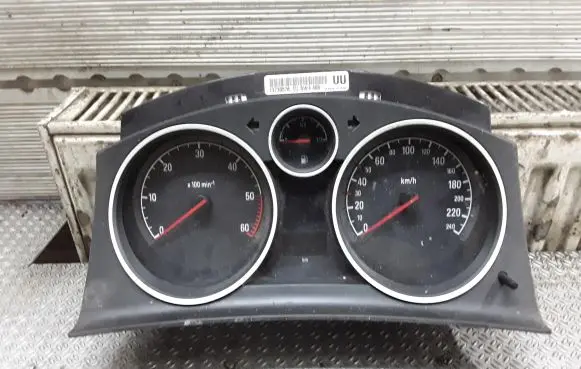 Opel Zafira B Speedometer (instrument cluster) 13230576