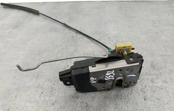 Opel Tigra B Front door lock 93162239C101873350