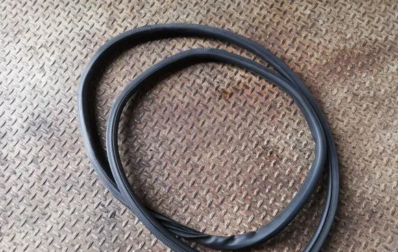 Rear door rubber seal (on body)