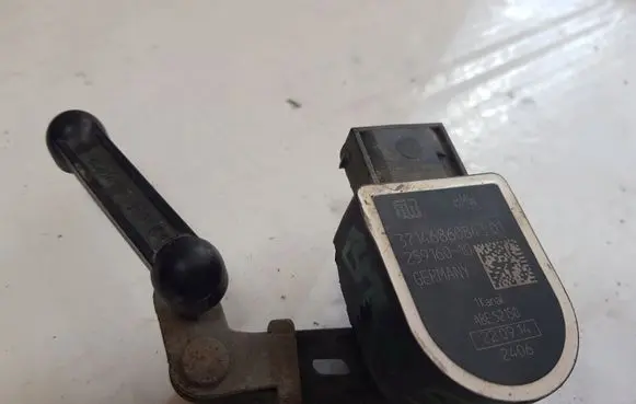 Headlight/headlamp level sensor