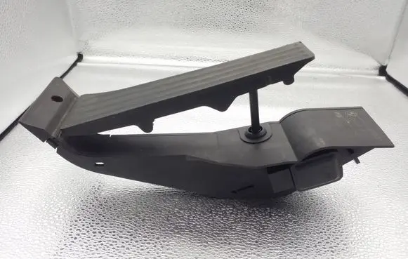 Accelerator throttle pedal