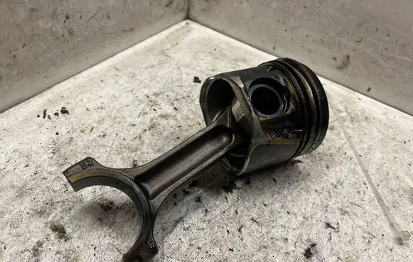Nissan X-Trail T31 Piston with connecting rod