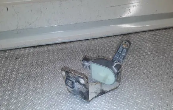 Headlight/headlamp level sensor