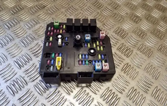 Chevrolet Captiva Fuse module 95142072
