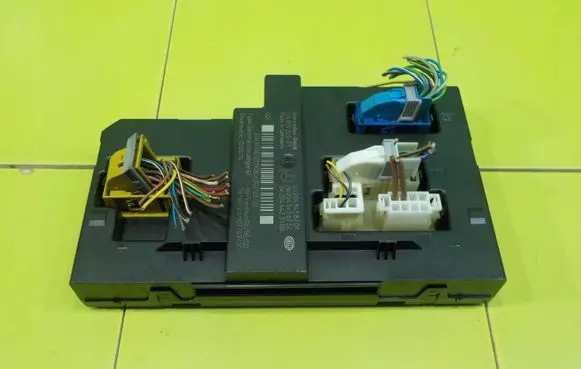Mercedes-Benz C AMG W204 Central body control module 5DK00922527 ZP92