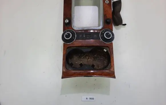 Volkswagen Touareg I Center console 7L6858602A