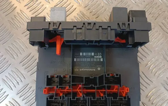 Volkswagen Touran I Fuse module 1K0937049K F005V00456 H30S0701