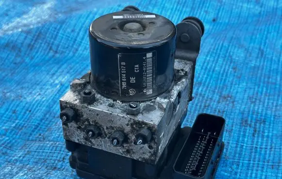 Volkswagen Multivan T5 ABS Pump 7H0614517B 7H0907379R
