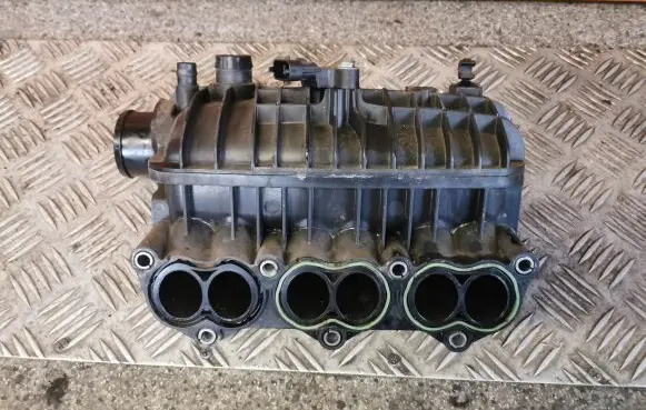 Ford Focus Intake manifold CM5G9424FA