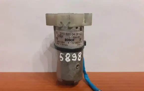 Mercedes-Benz E W210 Seat adjustment motor 0130002573 2108200408
