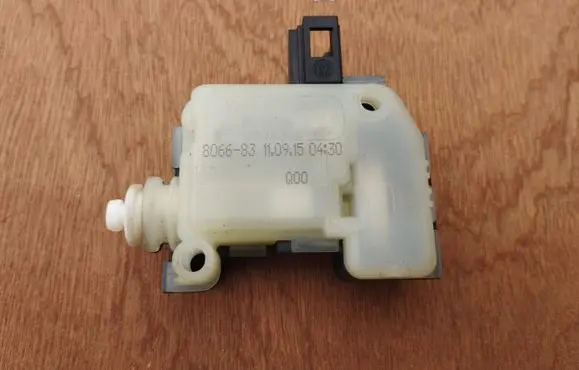 Volvo V40 Fuel tank cap lock 806683