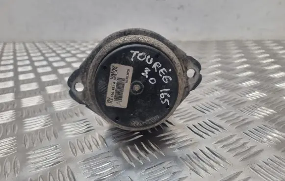 Volkswagen Touareg I Engine mount bracket 7L6199131A