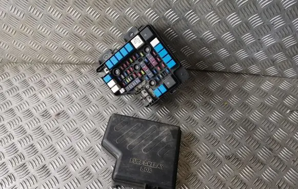 Hyundai Santa Fe Fuse module 919502B100 911152B010