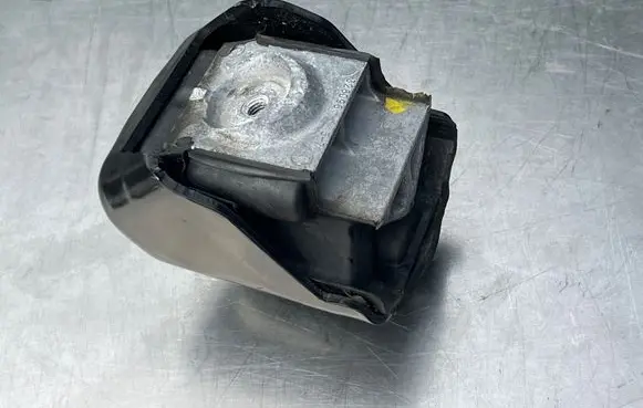 Engine mount bracket