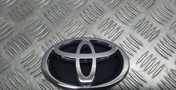 Toyota Corolla E120 E130 Manufacturer badge logo/emblem 7531102120