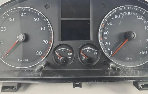 Volkswagen Touran I Speedometer (instrument cluster) 1T0920860F V3350110 VWZ7Z0C8781334