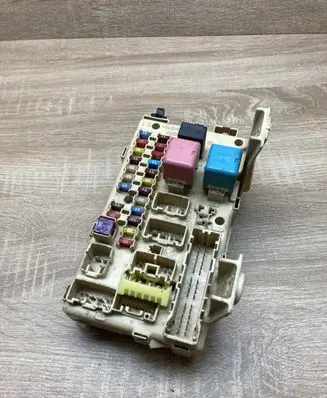Toyota Avensis T250 Fuse module 8264105030A 905771