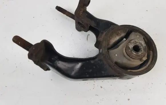 Toyota Avensis T250 Engine mount bracket