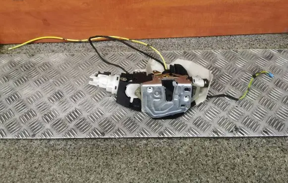 Mercedes-Benz S W220 Front door lock 2207206035