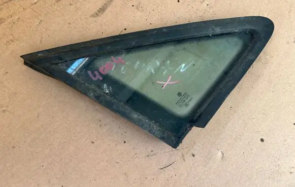 Volkswagen Touran III Front triangle window/glass 