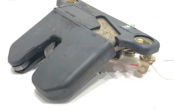 Volkswagen PASSAT B5 Tailgate exterior lock 3B5827505A