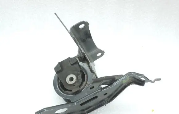 Toyota Yaris Engine mount bracket 123720Y150 12372-0Y150