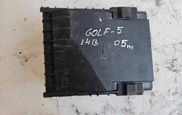 Volkswagen Golf V Fuse box cover 1K0937132