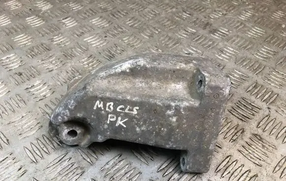 Mercedes-Benz CLS C218 X218 Engine mounting bracket A6422235404