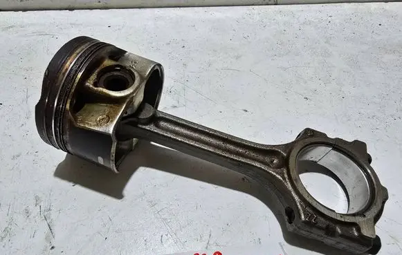 Nissan Juke I F15 Piston with connecting rod 