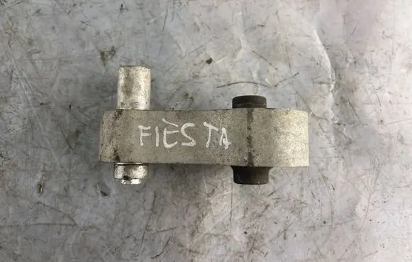 Ford Fiesta Engine mount bracket 070411