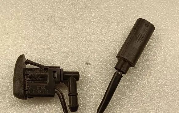 BMW X3 E83 Windshield washer spray nozzle 7110851 8355865
