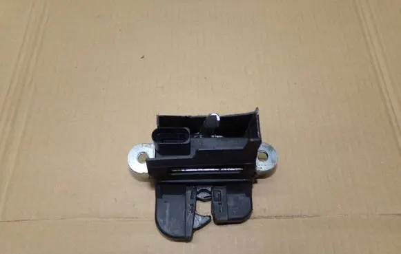 Volkswagen PASSAT B6 Tailgate/trunk/boot lock/catch/latch