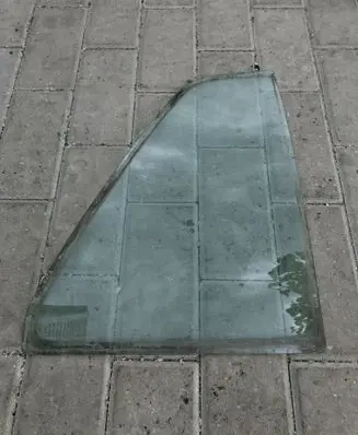 Volkswagen Jetta II Rear vent window glass 