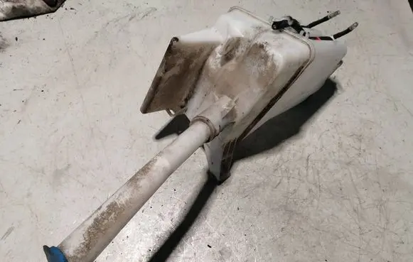 Toyota Corolla Verso E121 Windshield washer fluid reservoir/tank 