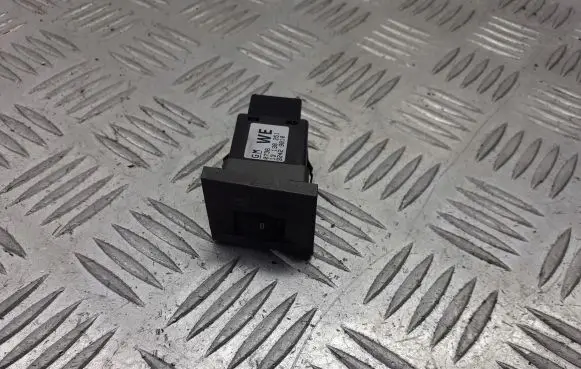Opel Vectra C Seat heating relay 13138251