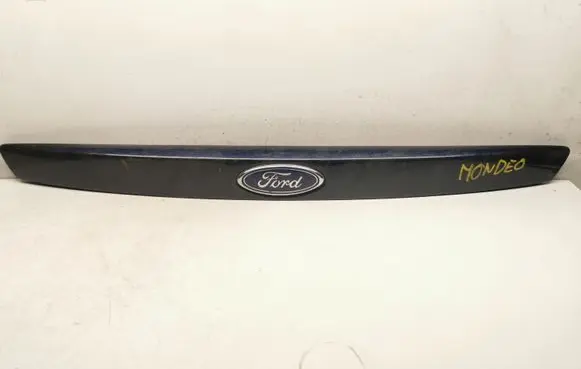 Trunk door license plate light bar