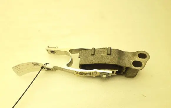 Volvo XC40 Engine mounting bracket 31686299 4777027