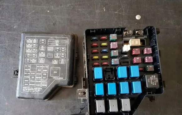Hyundai Santa Fe Relay mounting block 
