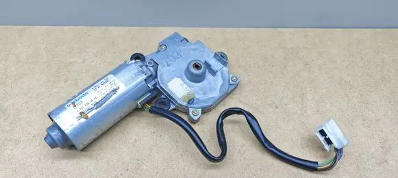 Mercedes-Benz E W211 Sunroof motor/actuator A2038203242