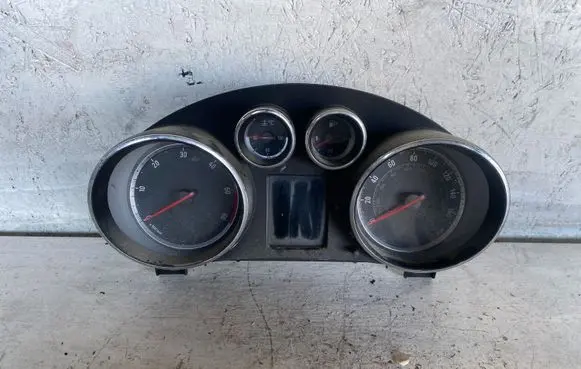 Opel Insignia A Speedometer (instrument cluster) 12844140 SW0590