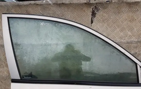 Mitsubishi Carisma Front door window glass four-door