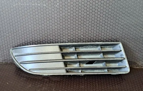 Volkswagen Polo IV 9N3 Front bumper lower grill 6Q0853666E