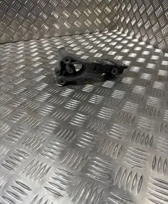 Engine mounting bracket