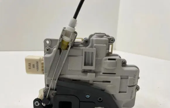 Audi A4 S4 B7 8E 8H Front door lock 8e1837016aa