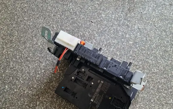 Mercedes-Benz E W212 Fuse module 2129004201