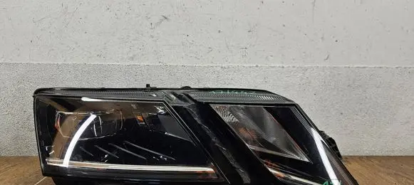 Skoda Octavia Mk3 (5E) Headlight/headlamp 5E1941016D 030110423200 LE15A6369