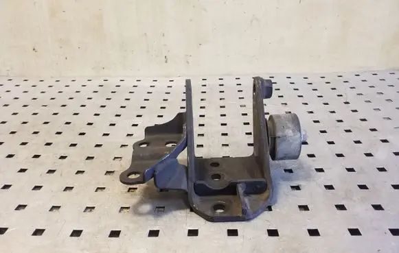 Toyota Corolla Verso E121 Engine mounting bracket