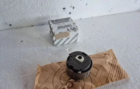 Fiat 500 Generator/alternator belt tensioner 55233759