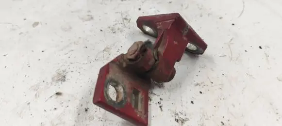 Volkswagen Jetta V Front door upper hinge
