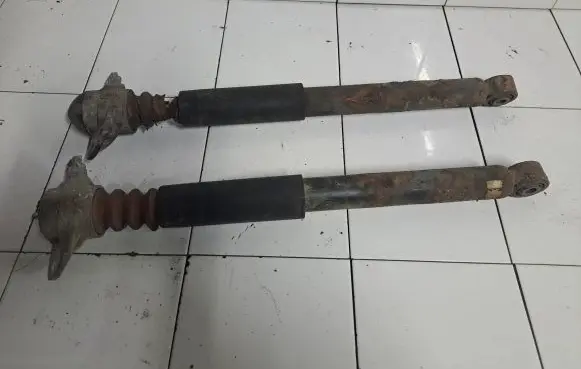 Volkswagen Jetta V Rear shock absorber/damper